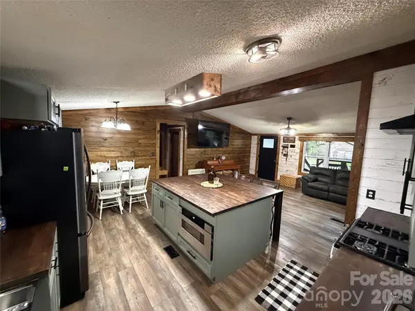 71 Ledford Ridge LN, Bakersville, NC 28705