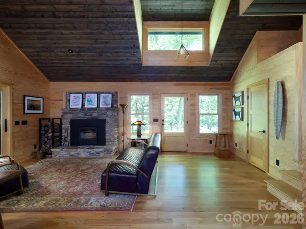 212 SE Shore DR, Lake Toxaway, NC 28747