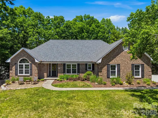 18 High Bluff DR, Weaverville, NC 28787