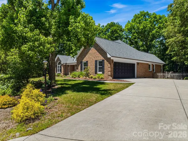 18 High Bluff DR, Weaverville, NC 28787