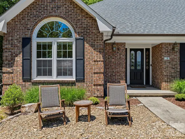 18 High Bluff DR, Weaverville, NC 28787