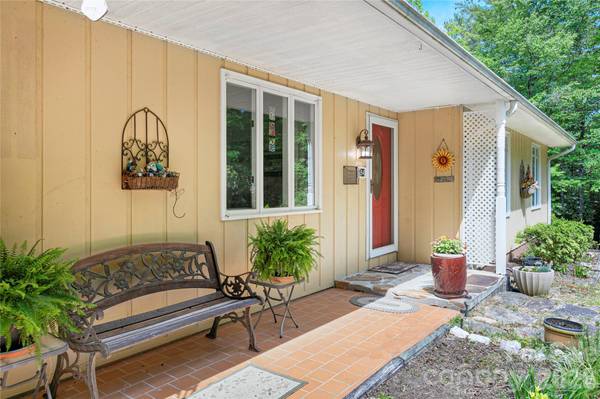94 Sweetwater LN, Pisgah Forest, NC 28768