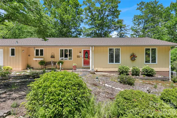 94 Sweetwater LN, Pisgah Forest, NC 28768