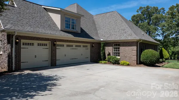 1055 Catawba Greens DR, Newton, NC 28658