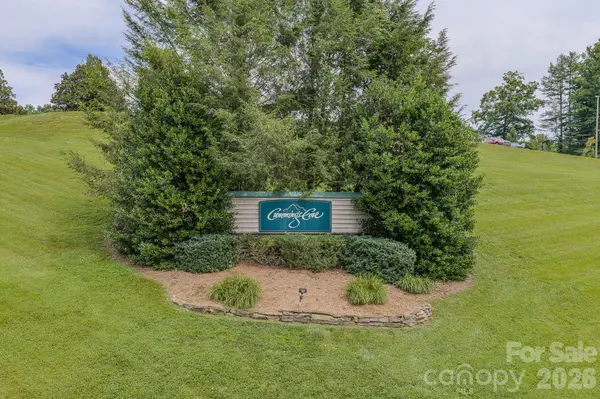 329 Mountain Crest DR, Hendersonville, NC 28739