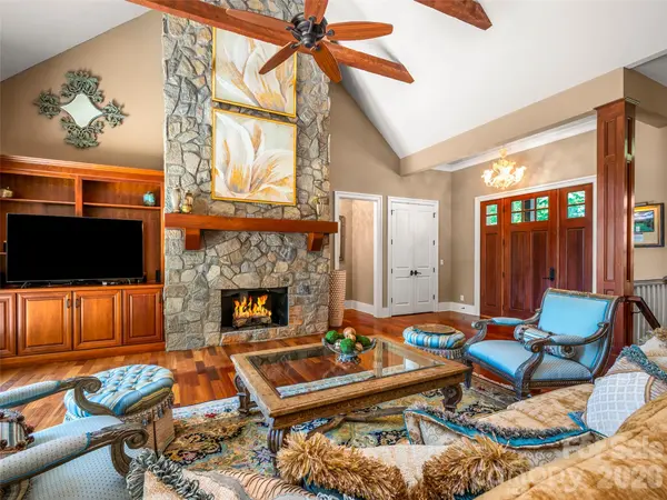 161 Chattooga RUN, Hendersonville, NC 28739
