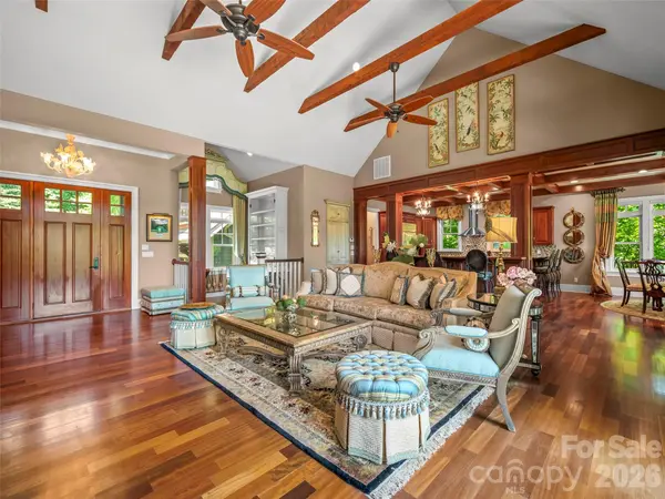 161 Chattooga RUN, Hendersonville, NC 28739