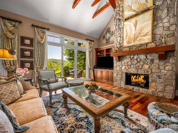 161 Chattooga RUN, Hendersonville, NC 28739