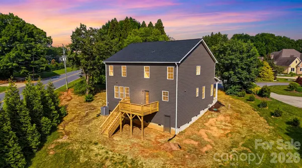 1147 10th Street LN NW, Hickory, NC 28601