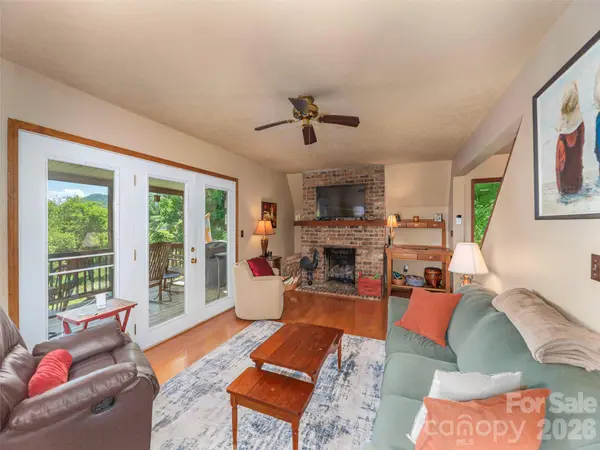 649 Acres View DR, Waynesville, NC 28786