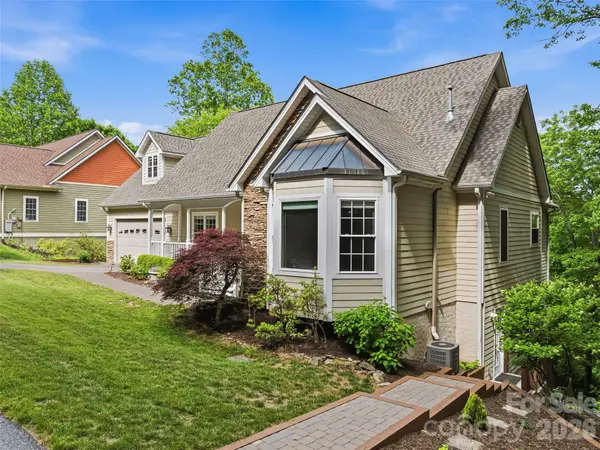 115 Flameleaf LN, Laurel Park, NC 28739