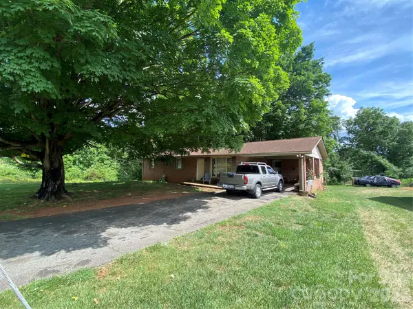 2071 Colonial LN, Hickory, NC 28601
