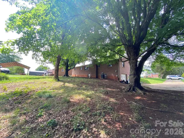 2071 Colonial LN, Hickory, NC 28601