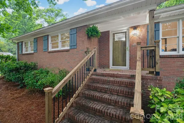 1623 Lumarka DR, Charlotte, NC 28212
