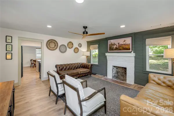 40 Dove Haven LN, Hendersonville, NC 28791