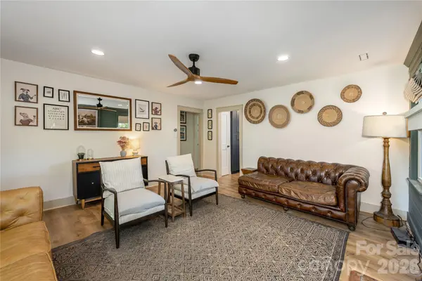 40 Dove Haven LN, Hendersonville, NC 28791