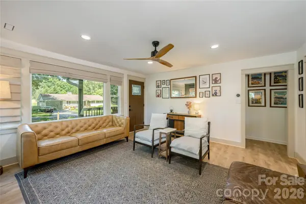 40 Dove Haven LN, Hendersonville, NC 28791
