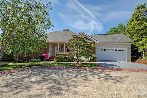 606 Carriage Commons DR, Hendersonville, NC 28791