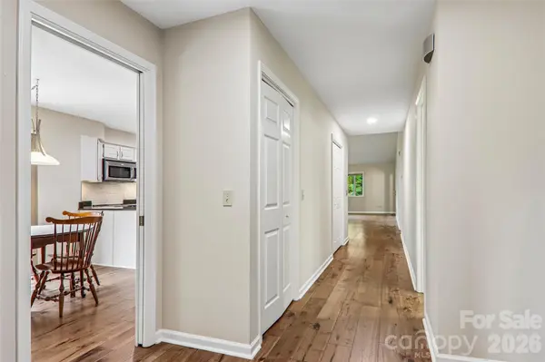 405 Wild Oak LN, Hendersonville, NC 28791