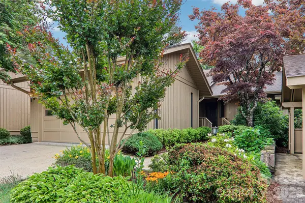 405 Wild Oak LN, Hendersonville, NC 28791