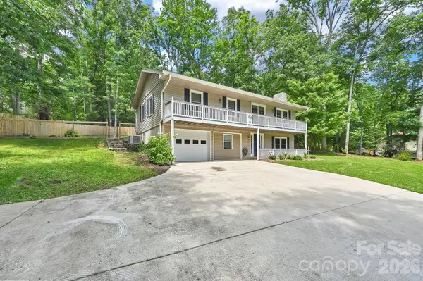 11 Greenwood Acres DR, Mills River, NC 28759