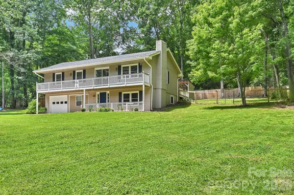 11 Greenwood Acres DR, Mills River, NC 28759