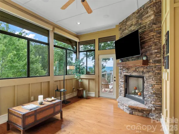 47 Creekside WAY #H301, Burnsville, NC 28714
