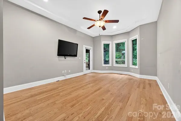 94 Oak Hollow DR, Asheville, NC 28805