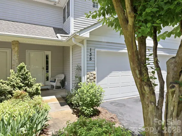 135 Ewarts Pond RD, Hendersonville, NC 28739