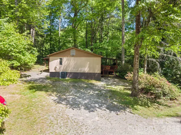 37 Hicks Lake DR, Hendersonville, NC 28739