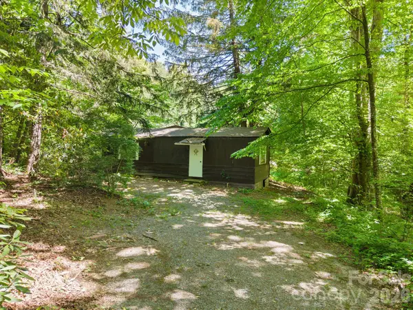 37 Hicks Lake DR, Hendersonville, NC 28739