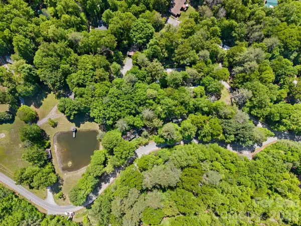 37 Hicks Lake DR, Hendersonville, NC 28739