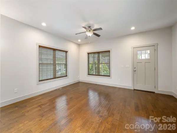 12 Gratitude DR, Asheville, NC 28806