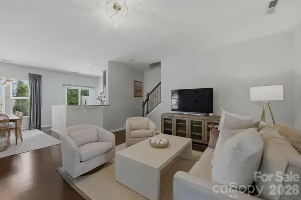 2403 Diplomat LN, Charlotte, NC 28210