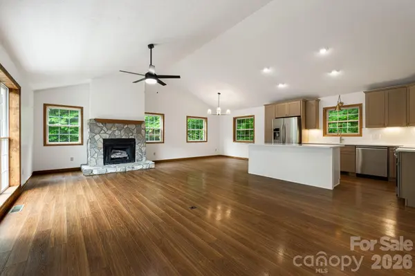 100 Woven Cloud LN, Waynesville, NC 28785