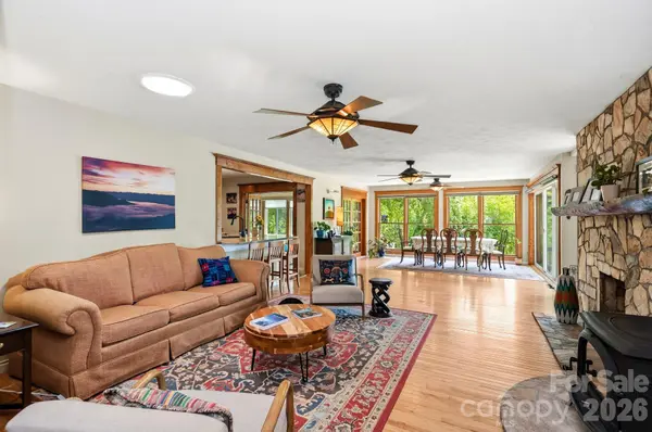 11 Echo Lake DR, Fairview, NC 28730