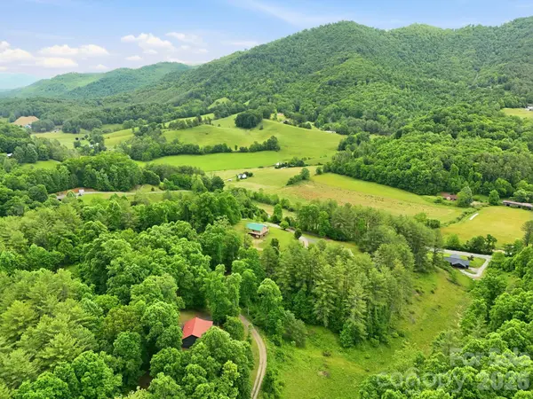 168 Barefoot CV, Burnsville, NC 28714