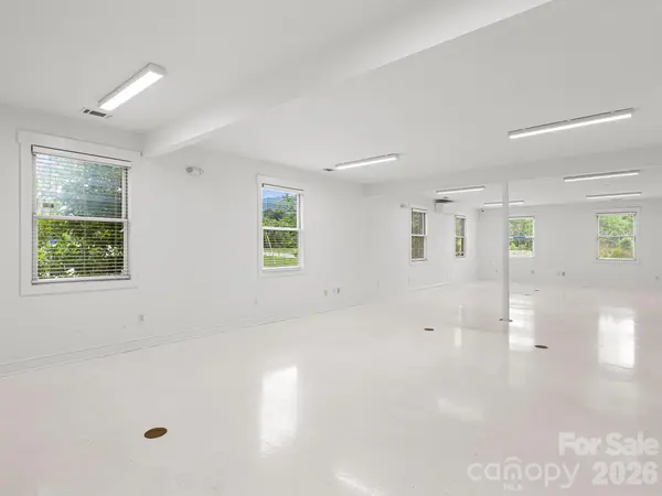 14 Mimidis LN, Swannanoa, NC 28778
