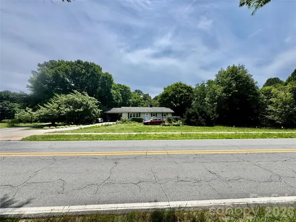 717 W Lee AVE, Yadkinville, NC 27055