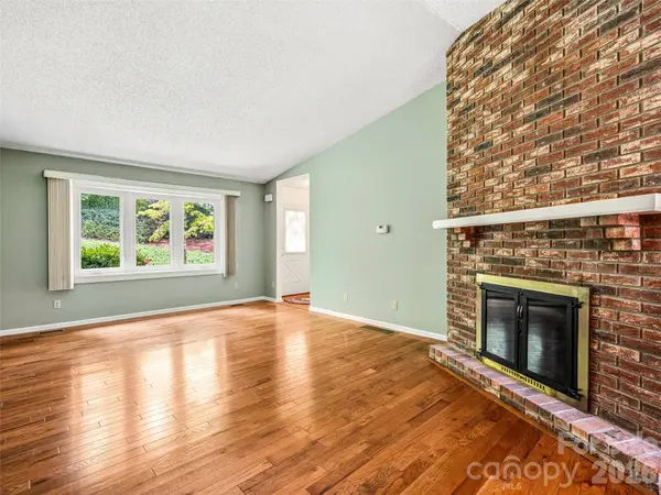 126 Surry LN, Hendersonville, NC 28791