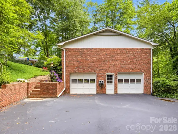 126 Surry LN, Hendersonville, NC 28791