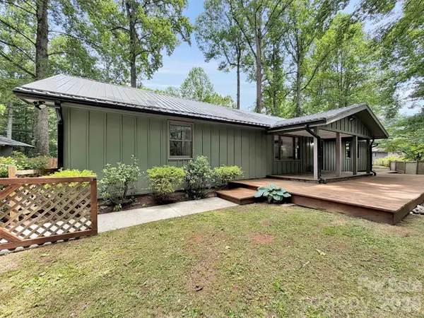 148 Cross Stitch Mountain RD, Sylva, NC 28779