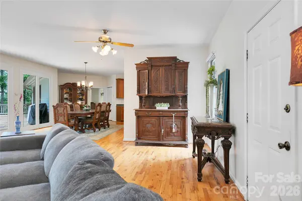 154 Chestnut LN, Cedar Mountain, NC 28718