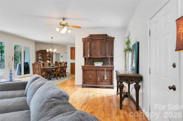 154 Chestnut LN, Cedar Mountain, NC 28718