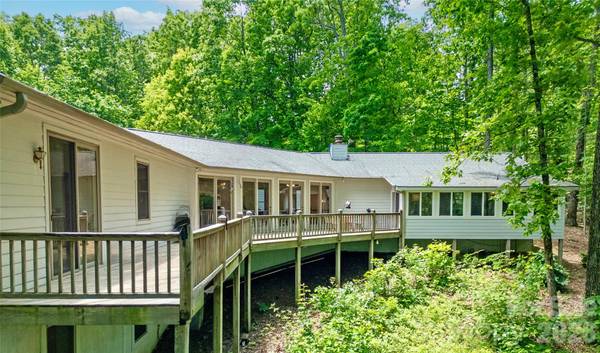 154 Chestnut LN, Cedar Mountain, NC 28718
