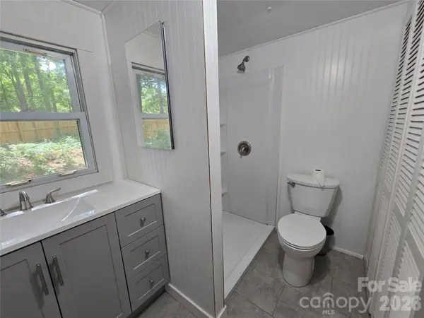 63 Sunnybrook LN, Fletcher, NC 28732