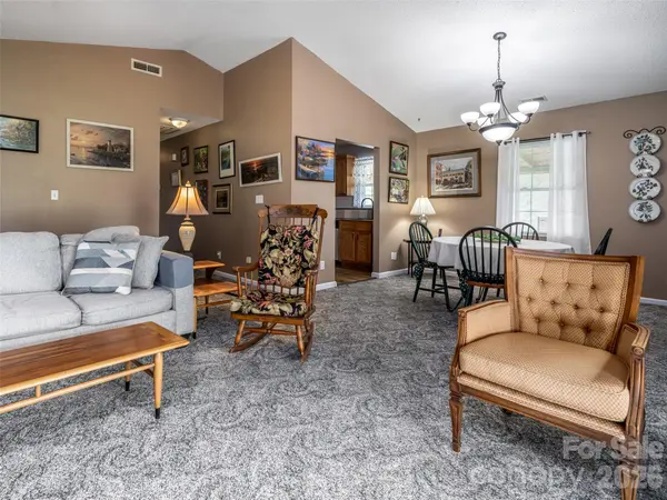 9 Coquina LN, Leicester, NC 28748