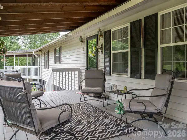 9 Coquina LN, Leicester, NC 28748