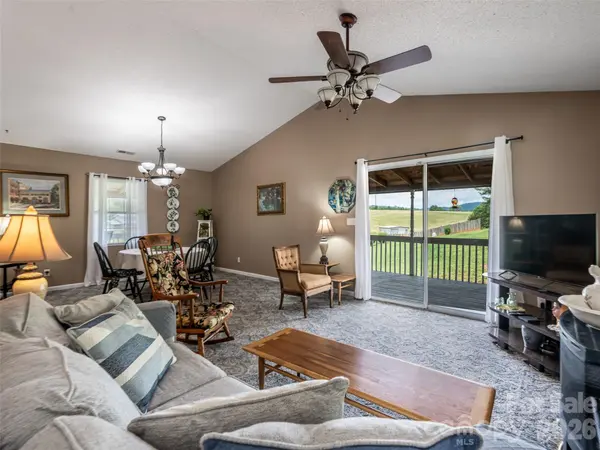 9 Coquina LN, Leicester, NC 28748