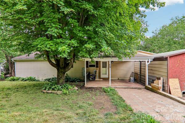 19 Dot ST, Clyde, NC 28721